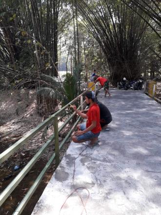 Tahun Baru Hijriyah, Pemuda Mojosari Warnai Pagar Jembatan